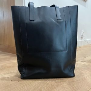 Everlane Market Magazine Tote in black